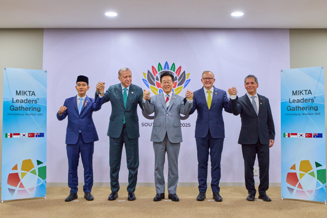 이재명 대통령, 한-믹타 정상회동<YONHAP NO-4617>