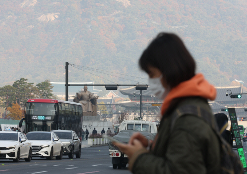 서울 초미세먼지, 마스크 쓴 시민<YONHAP NO-4589>