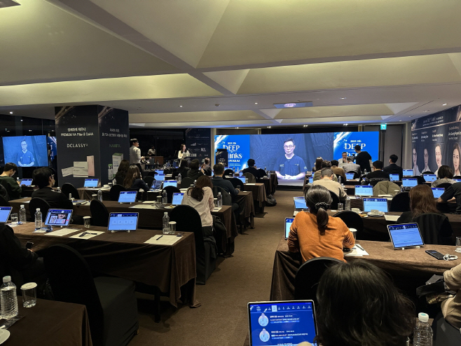 [사진자료2] 대웅제약과 DNC 에스테틱스가 개최한 딥 심포지엄에서 라이브 시술 이원생중계 프로그램이 운영되고 있다