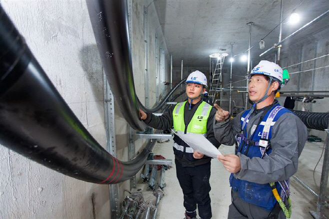 [사진자료] LS전선 직원이 세계 최대 송전 용량인 500kV급 HVDC 케이블이 투입되는 '동해안-신가평' 시공 현장을 점검하고 있다