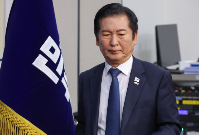 최고위원회의 입장하는 정청래 대표<YONHAP NO-2064>