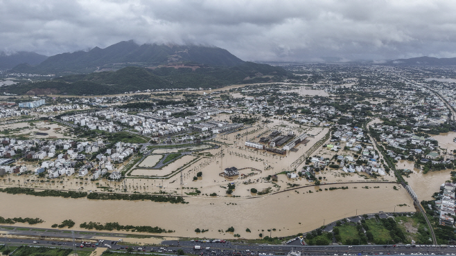 VIETNAM FLOODS <YONHAP NO-4372> (EPA)