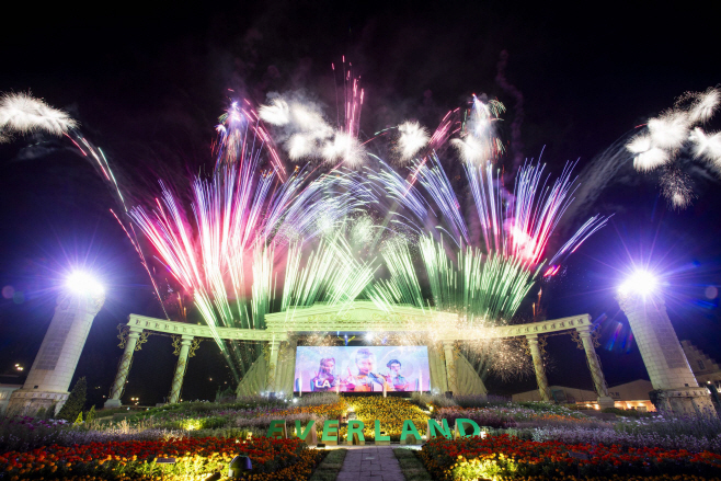 7. 에버랜드, 포시즌스가든에서 펼쳐지는 케이팝 데몬 헌터스 싱어롱 불꽃쇼 현장