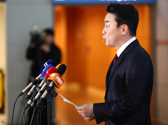 출국 전 약식 인터뷰하는 강훈식 비서실장<YONHAP NO-5062>