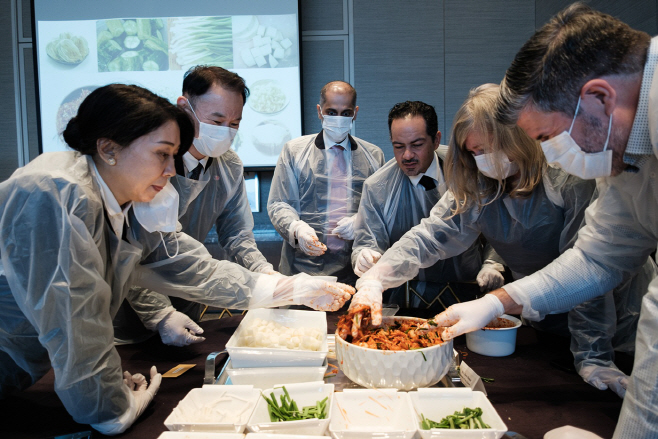 [사진2] 11월 21일 열린 롯데호텔앤리조트의 ‘김치의 날 외교 오찬행사’에서 각국 대사들이 김장 체험을 하고 있다.