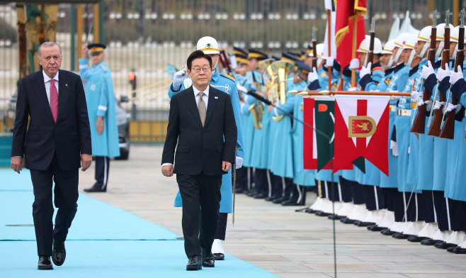 튀르키예 의장대 사열하는 이재명 대통령