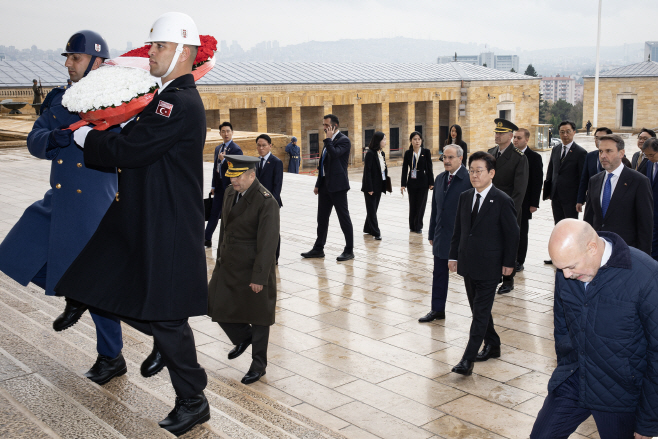 이재명 대통령, 튀르키예 국부 묘소 참배