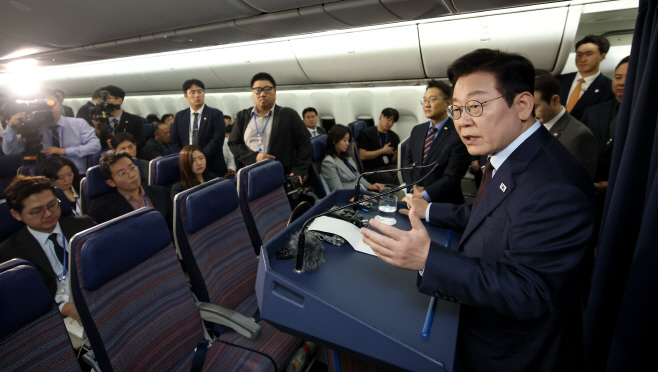 기내 기자간담회하는 이재명 대통령