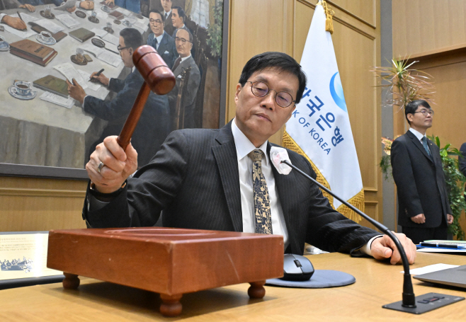 금통위 본회의서 의사봉 두드리는 이창용 한국은행 총재