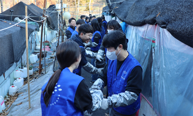 [보도자료 이미지] 휴비스 2025 연탄봉사활동(2)