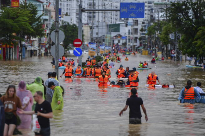 VIETNAM FLOODS <YONHAP NO-4449> (EPA)