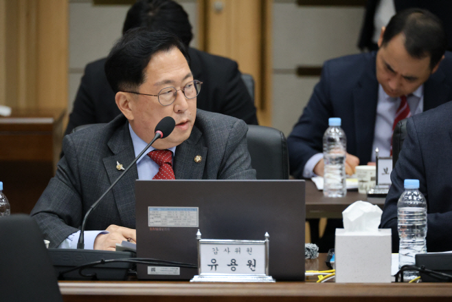 질의하는 유용원 의원<YONHAP NO-4858>