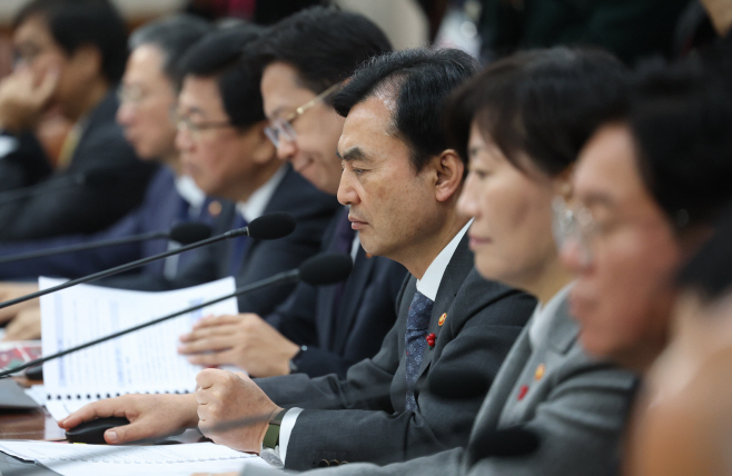 국무회의 참석한 안규백 국방장관<YONHAP NO-2083>