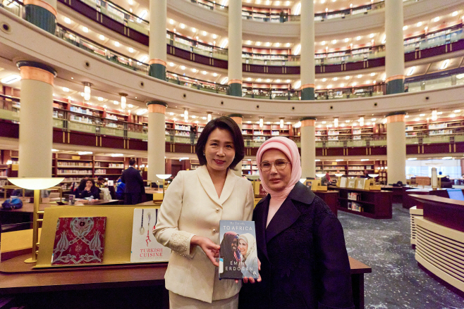 김혜경 여사, 에미네 튀르키예 여사와 국민도서관 방문