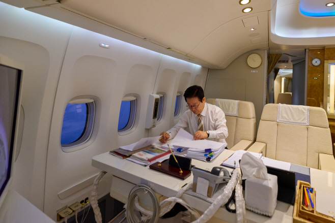 공군 1호기에서 집무 보는 이재명 대통령