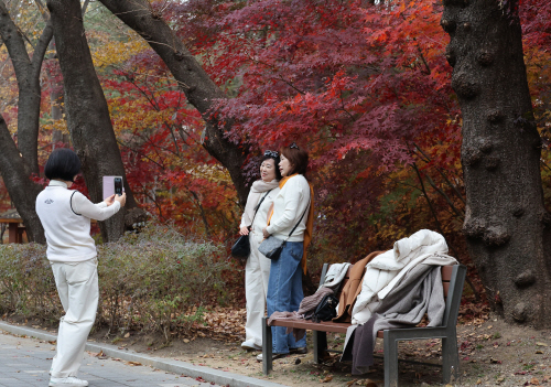 외투는 잠시 벗어두고<YONHAP NO-3067>