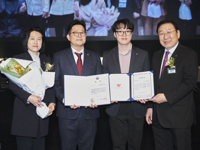 (사진자료1) 한화생명, ‘지역사회공헌 인정제’ 최고등급 획득… 보건복지부 장관상·특별상 수상