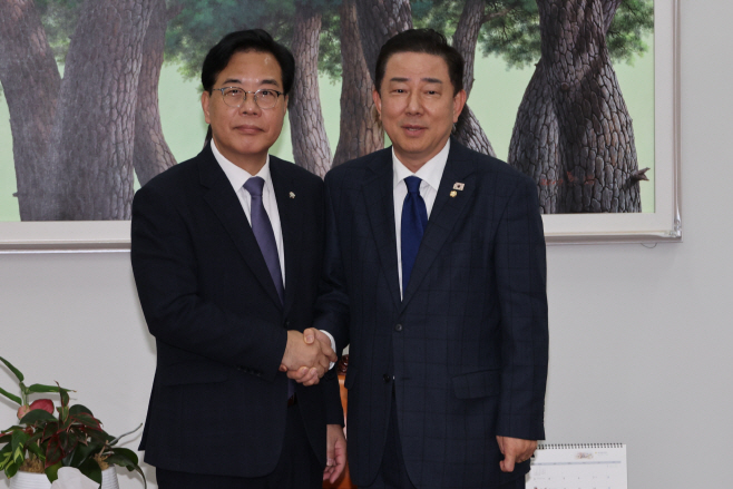 계속되는 여야 원내대표 회동<YONHAP NO-3450>