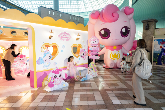 [롯데월드 어드벤처] (4) 겨울 시즌 축제 트윙클 미라클 윈터 오픈_캐치! 티니핑 마법열차 포토존 사진 촬영하는 손님들