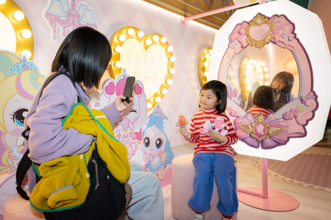[롯데월드 어드벤처] (5) 겨울 시즌 축제 트윙클 미라클 윈터 오픈_캐치! 티니핑 마법열차 포토존 사진 촬영하는 손님들