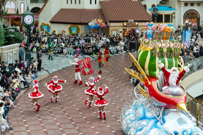 [롯데월드 어드벤처] (1) 겨울 시즌 축제 트윙클 미라클 윈터 오픈_해피 크리스마스 퍼레이드 즐기는 손님들