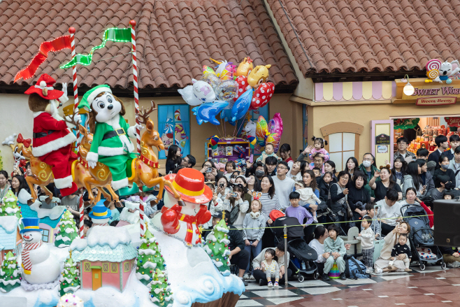 [롯데월드 어드벤처] (2) 겨울 시즌 축제 트윙클 미라클 윈터 오픈_해피 크리스마스 퍼레이드 즐기는 손님들