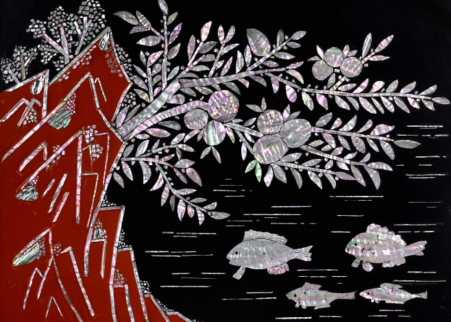 입주작가 전시-김성호 Kim Sungho_천도어문액자_홍송,옻칠,자개 Korean pine, Lacquer, Mother-of-pearl_53x40x3(cm)_2024-2025