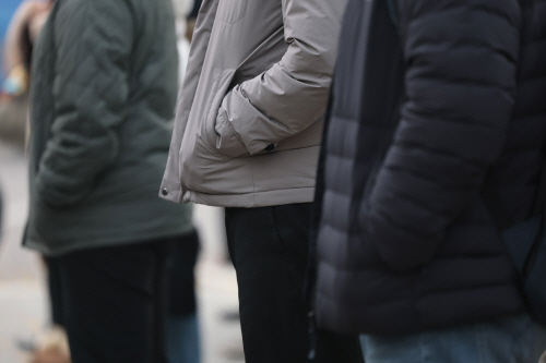 '손은 주머니에'<YONHAP NO-4057>