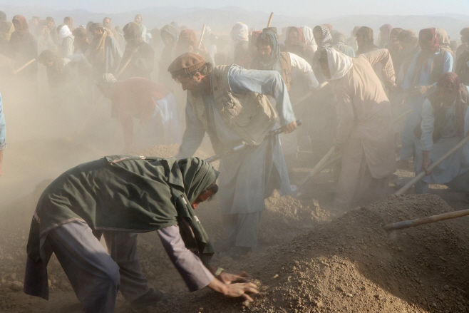 TOPSHOT-AFGHANISTAN-PAKISTAN-CONFLICT <YONHAP NO-4795> (AFP)