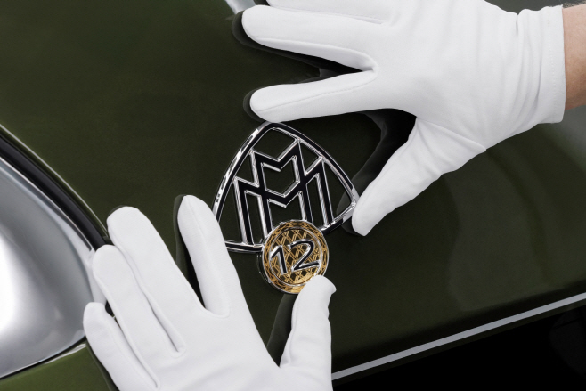 [사진 2] 메르세데스-마이바흐 S 680 V12 에디션 전용 엠블럼