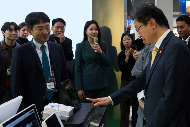 (사진1)Npay 부스 방문한 이억원 금융위원장