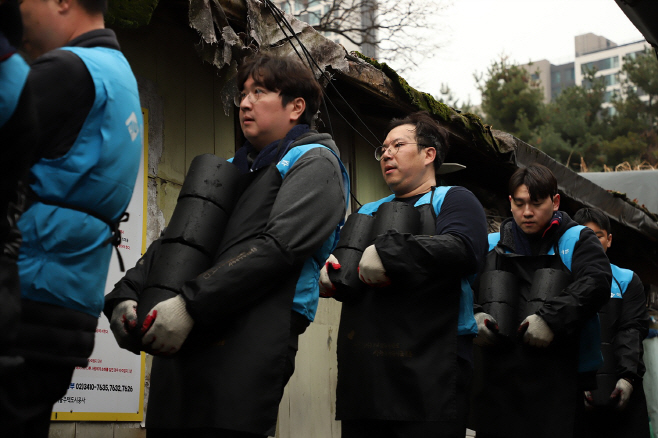 연탄 배달하고 있는 아주그룹 직원들