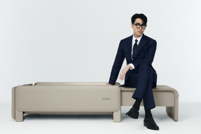 [사진자료1] 코웨이, 의료기기 신제품 ‘비렉스 마사지셋·코어셋’ 광고 모델 배우 차승원 선정