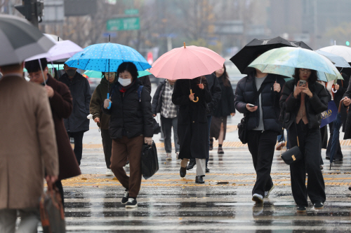가을 끝자락 알리는 비<YONHAP NO-1502>