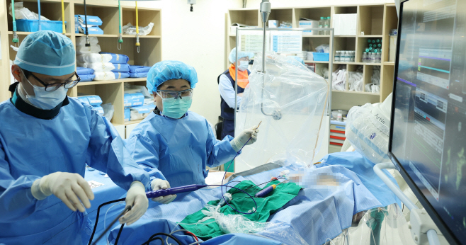 [사진2] 정보영 교수(오른쪽)가 펄스장 절제술을 시행하고 있다.