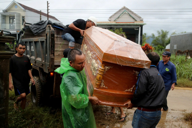 TOPSHOT-VIETNAM-WEATHER-FLOOD <YONHAP NO-3490> (AFP)