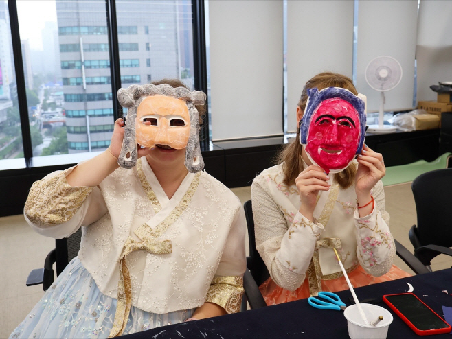 (사진 2)한복을 입고 하회탈 인증하는 외국인 참가자