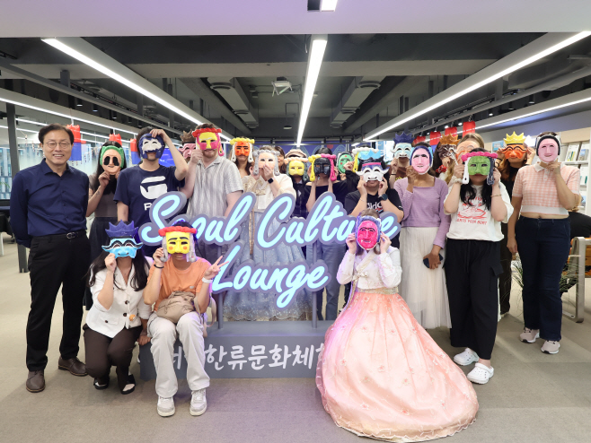 (사진 1)안동 하회탈 만들기 체험 단체 사진