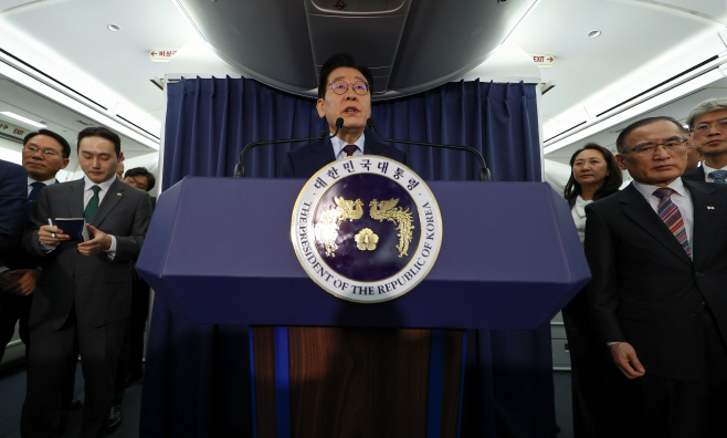 이재명 대통령, 순방 기내 기자간담회<YONHAP NO-3872>