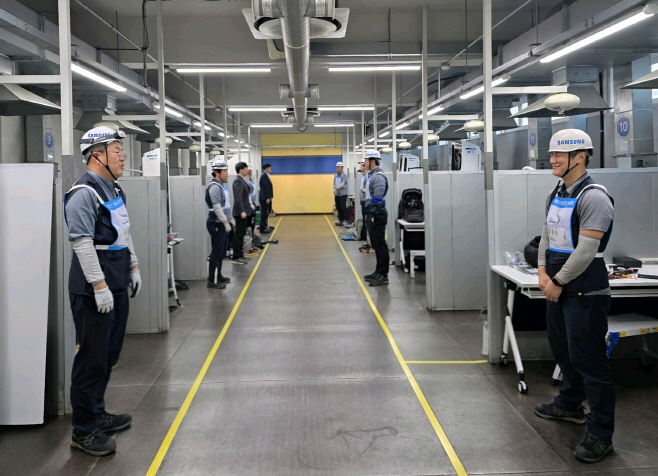 1. 서비스 기술경진대회에 참여한 엔지니어들이 치열한 경합을 벌이는 모습