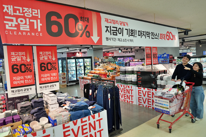 [롯데쇼핑-롯데마트] 롯데마트 송파점에서 '연말 클리어런스 대전'을 홍보하고 있는 최하연(오른쪽), 이강석(왼쪽) 롯데마트 패션팀 MD(2)