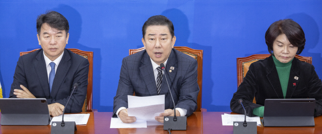 홈플러스 매각 무산 관련 발언하는 김병기 원내대표<YONHAP NO-3521>