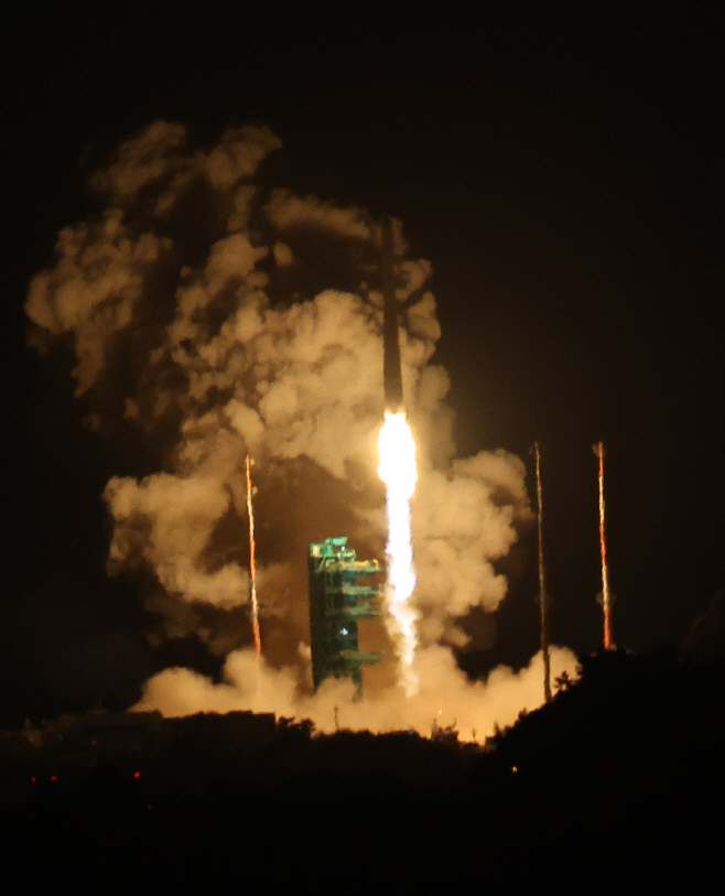 우주로 향하는 누리호<YONHAP NO-0463>