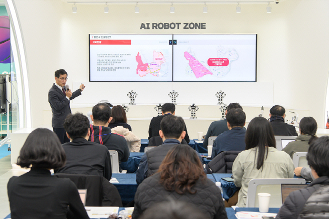 사진2) 26일 넓은들미래교육센터에서 진행한 ‘서울시 출입기자 프레스투어’에서 브리핑 중인 이기재 양천구청장