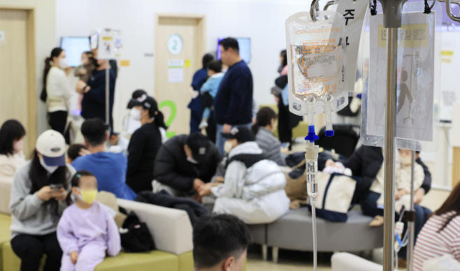 독감, 일요일에도 붐비는 어린이병원<YONHAP NO-2926>