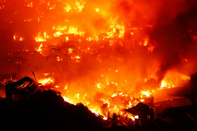 Bangladesh Fire <YONHAP NO-4590> (AP)