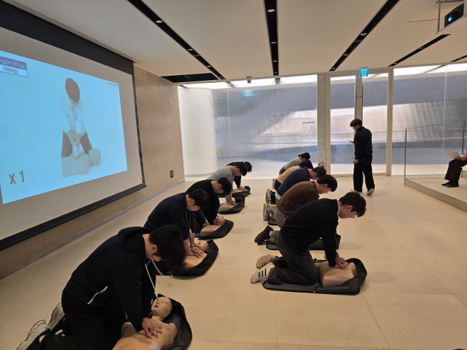 [사진자료1] 한국앤컴퍼니그룹 임직원들이 지난 26일 경기도 판교 본사 ‘테크노플렉스’에서 진행된 응급처치 및 심폐소생술 교육에서 마네킹을 이용해 심폐소생술(CPR) 실습을 하고 있다