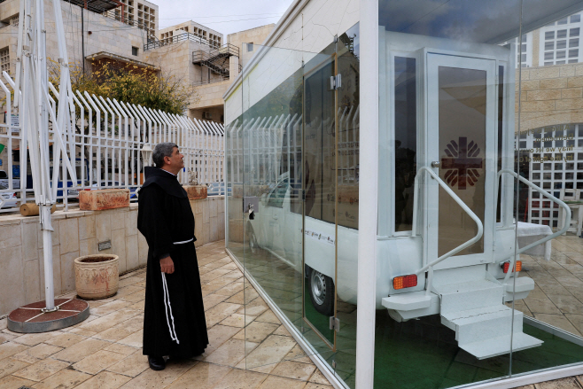 ISRAEL-PALESTINIANS/GAZA-POPEMOBILE <YONHAP NO-3933> (REUTERS)