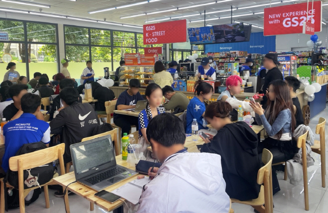 (사진2) GS25 베트남 'K-푸드 특화 매장'에서 현지인들이 한국 음식을 즐기고 있다