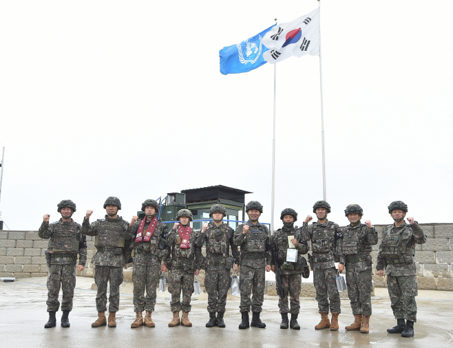 [사진6]_진영승_합참의장이_육군_1사단_GP를_방문해_대비태세를_점검하고_장병들과_함께_촬영하고_있다